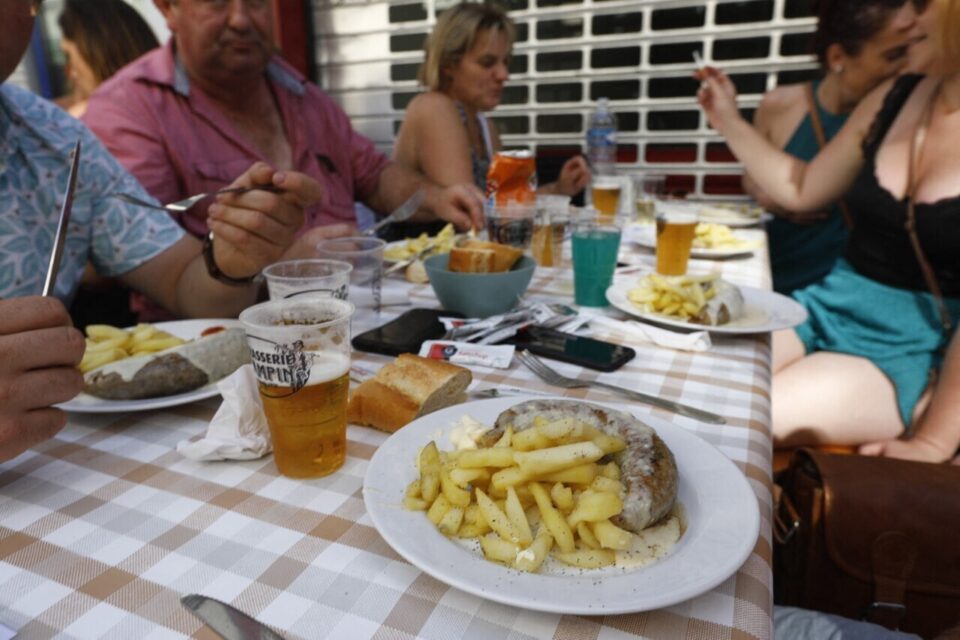 Scène de fête conviviale entre visiteurs du festival.