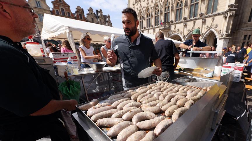 Vue d’ensemble du festival de l’andouillette à Angoulême avec le public.